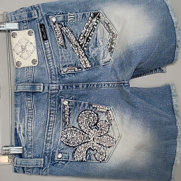 Miss Me mid jean shorts size 28 equivalent to a size 6 - Picture 4 of 10